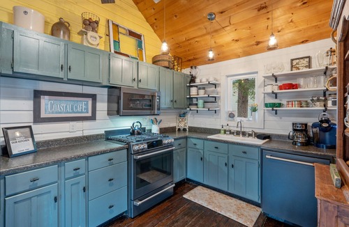 Sandy Creek House | Lakeview, Kayaks, Near Beaches, Fire Pit, Great Kitchen, PETS, 1.5 baths