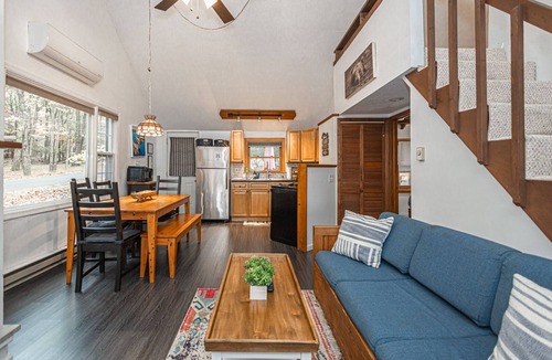 Lake Harmony Estates Cabin | Lakeview Lodge Hot Tub Fire Pit Paddle Board Walkable to the Lake & Restaurants.