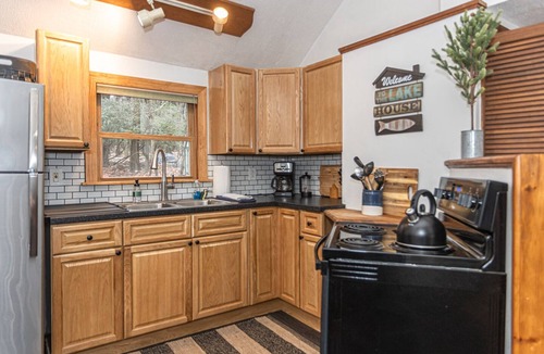 Lake Harmony Estates Cabin | Lakeview Lodge Hot Tub Fire Pit Paddle Board Walkable to the Lake & Restaurants.