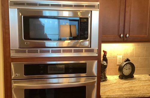 Geneva-on-the-Lake Condo | LAKEVIEW PENTHOUSE 406 3br/2.5bath. Rent 4 get 5th free ask!- 2 king bed suites