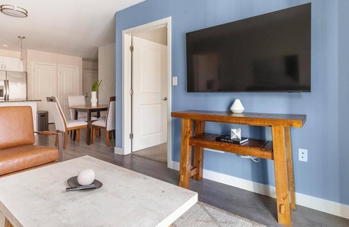 Vernon Apartment | Landing | Chic 2BD, Yoga Studio, Gym