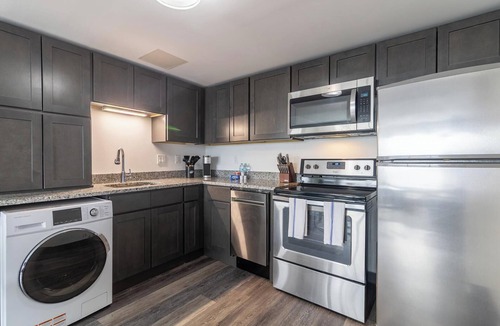 Downtown Hartford Apartment | Landing | Modern 1BD, Yoga Studio, Game Room