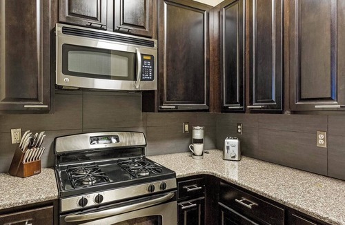 Norristown Apartment | Landing | Modern 2BD, Clubhouse, Gym