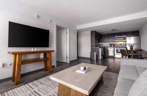 Downtown Hartford Apartment | Landing | Spectacular 1BD, Gym, Pool