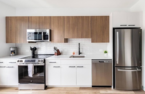 Haverhill Apartment | Landing | Spectacular Studio, Gym, Pool