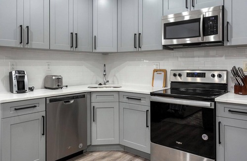 Spruce Hill Apartment | Landing | Stunning 2BD, Gym