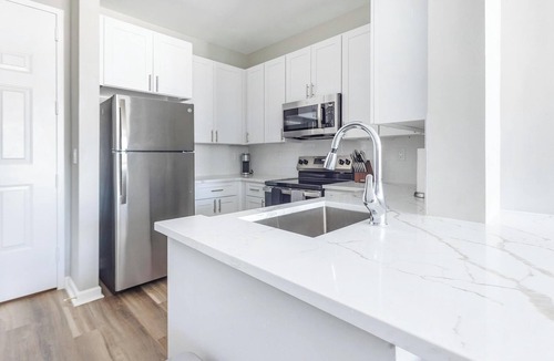 Raritan Apartment | Landing | Stylish 1BD, Gym, Courtyard