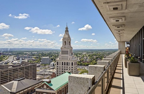 Downtown Hartford Apartment | Landing | Stylish Studio, Gym