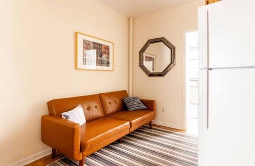Chinatown Apartment | ✪ Large 2 Bedrooms ✪ Queen Beds ✪ Work Stations
