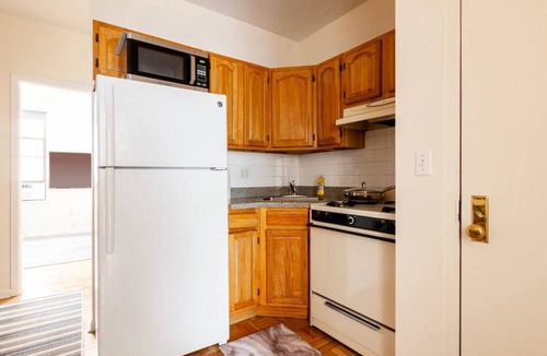 Chinatown Apartment | ✪ Large 2 Bedrooms ✪ Queen Beds ✪ Work Stations