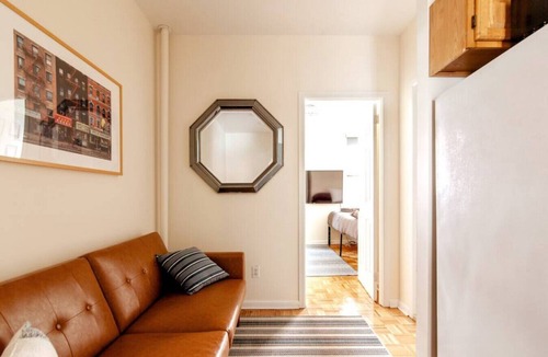 Chinatown Apartment | ✪ Large 2 Bedrooms ✪ Queen Beds ✪ Work Stations