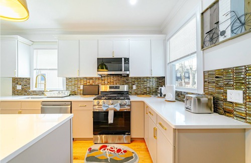 St. Marks Apartment | Large 3BR Pet-Friendly Apt w/Free Parking Near Red Line-Downtown Boston 82