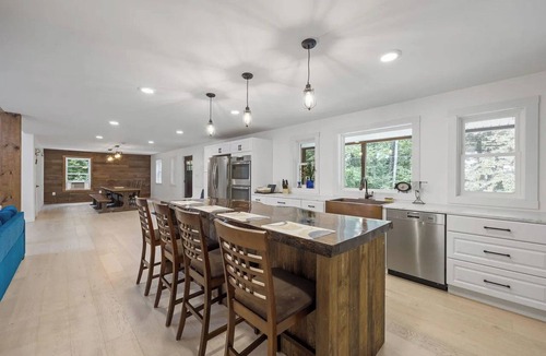 Bristol House | Large 4 bdrm Family home, sleeps 10! 12ft family dining table.