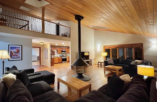 West Dover House | Large 7BR Chalet by Mt Snow Hot Tub Fire Pit