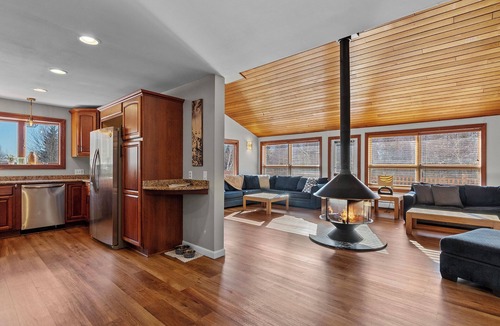 West Dover House | Large 7BR Chalet by Mt Snow Hot Tub Fire Pit