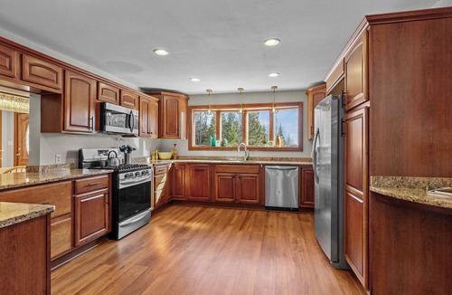 West Dover House | Large 7BR Chalet by Mt Snow Hot Tub Fire Pit