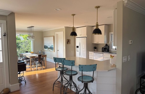 Newport East House | LARGE BEAUTIFUL COTTAGE WITH BACK DECK, SURFERS PARADISE, WALK TO BEACHES