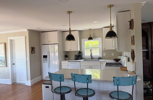 Newport East House | LARGE BEAUTIFUL COTTAGE WITH BACK DECK, SURFERS PARADISE, WALK TO BEACHES