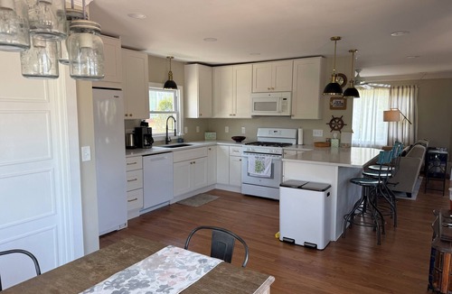 Newport East House | LARGE BEAUTIFUL COTTAGE WITH BACK DECK, SURFERS PARADISE, WALK TO BEACHES