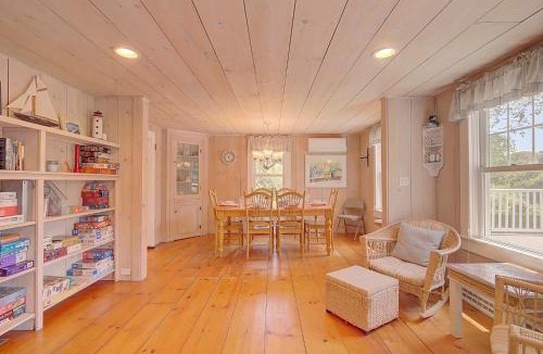 Northwest Harwich House | Large Deck Fire Pit Dog Friendly Near Beach - Sleeps 10