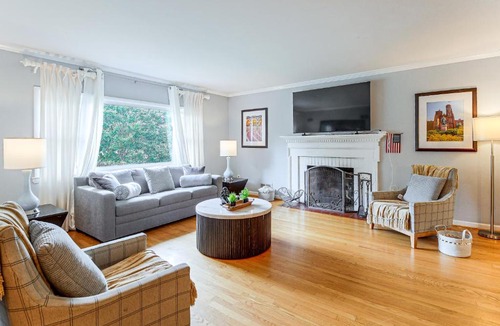 White Oak House | Large Deck & Yard w/a View! Family Home Near DC