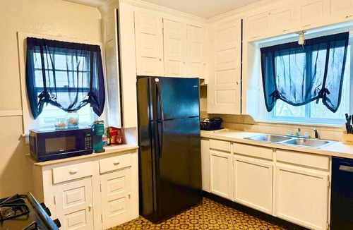 Eastside House | Large Group Stay Near Syracuse University & Dome