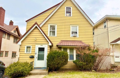 Eastside House | Large Group Stay Near Syracuse University & Dome