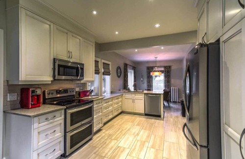 Port Weller West House | Large Heritage Villa with pool central location