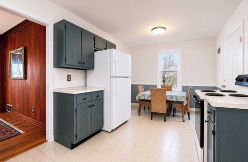 Niantic House | Large Home in Crescent Beach- Steps to the Beach!