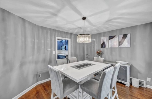South Euclid House | Large Home | UH South Green-3min, MetroHealth-6min
