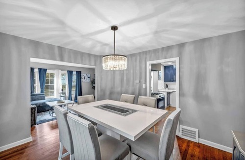 South Euclid House | Large Home | UH South Green-3min, MetroHealth-6min