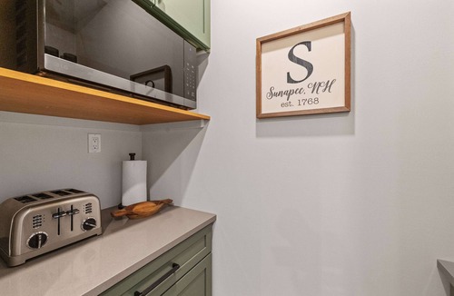 Newbury Apartment | Le Petit Flat - 2 Bed 1 Bath One Level Apartment