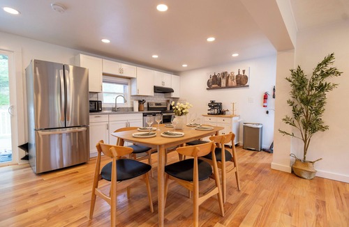 Scotrun Cabin | Leisure Lake - 3BR Home, Hot Tub, Paddle boats
