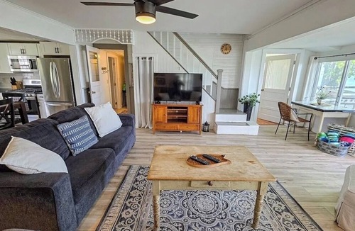 Auburn Cottage | Level Beach, Dock, Central Air, New Kitchen, Fantastic Views, Rowboat & Kayaks!