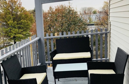 Dorchester Condo | Lg suite for up to 8 ppl/3 floor