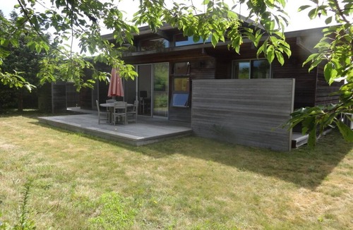 Chilmark House | Light and airy modern holiday cottage with access to private beach
