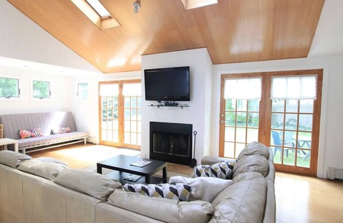 Cotuit Cottage | Light-filled cottage in Cotuit Village