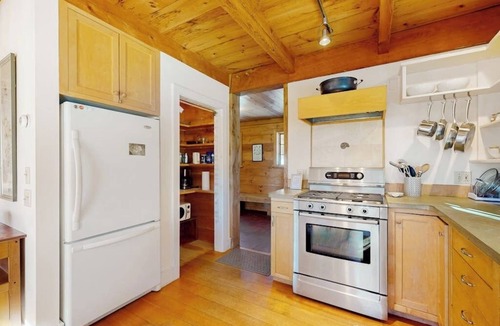 Moretown House | Light-filled retreat in Mad River Valley with internet & deck