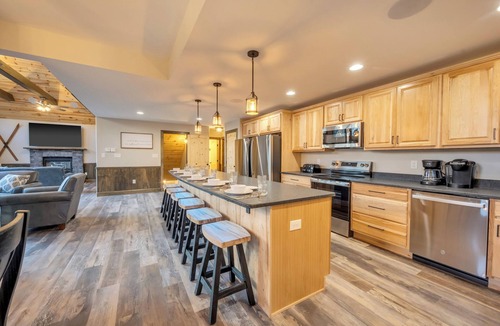 Lake Harmony Estates Ski Chalet | Light My Fire by PMR, 8BR New Luxury Home, Sauna, Elevator, Sleeps 27