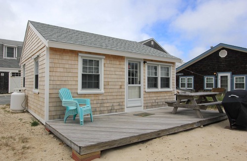 East Sandwich Cottage | Lighthouse C - East Sandwich retreat, steps to beach!