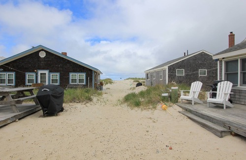 East Sandwich Cottage | Lighthouse C - East Sandwich retreat, steps to beach!
