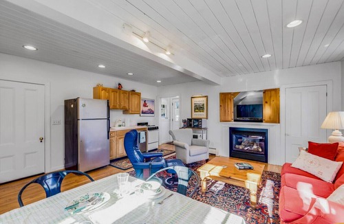 Newburyport Villa | Linden Tree Carriage House: walk to charming downtown, lovely yard