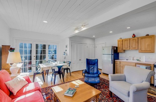Newburyport Villa | Linden Tree Carriage House: walk to charming downtown, lovely yard