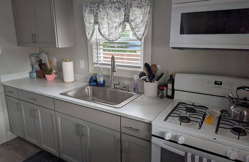 Geneva-on-the-Lake House | Linnys Cozy Cottages "Blue Pearl" 3-bedroom house on the strip in GOTL, spire