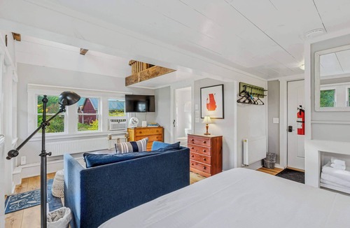 South Pomfret House | Little House at Saskadena with Fire Pit & Views