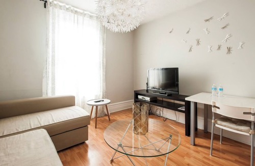 Koreatown House | Little Italy Pied A Terre Steps to Cafes and Parks