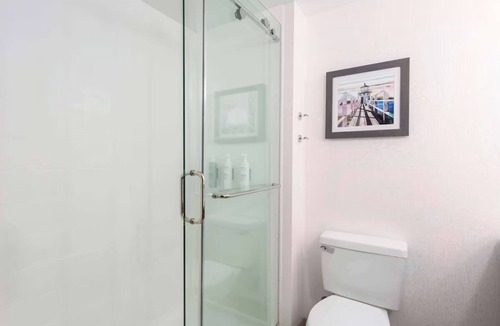 Freeport Hotel | LL Bean King Room with Pool & Gym