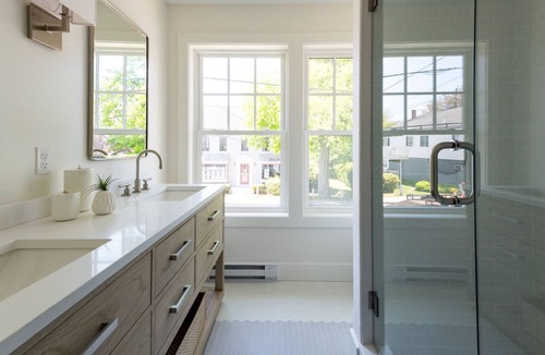 Kennebunk Apartment | Located in kennebunkport & Kennebunk's shopping & restaurant district.