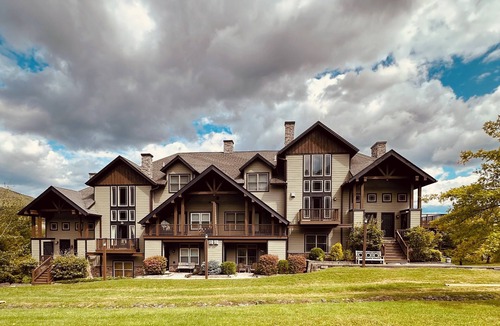 Hunter Condo | LOCATION! LOCATION!LOCATION! Luxurious Ski In/Out Jet-Set Condo NEWLY RENOVATED