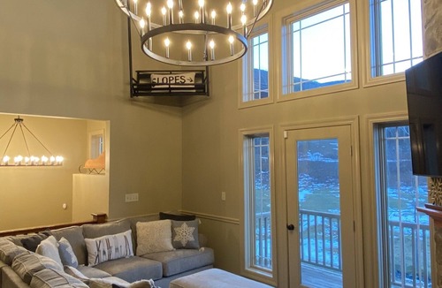Hunter Condo | LOCATION! LOCATION!LOCATION! Luxurious Ski In/Out Jet-Set Condo NEWLY RENOVATED